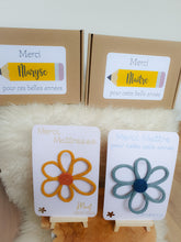 Charger l'image dans la galerie, Carte merci maîtresse fleur tricotin fait main, fleur à offrir nounou, crèche, ATSEM, cadeau fin d'année remerciement