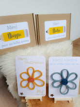 Charger l'image dans la galerie, Carte merci maîtresse fleur tricotin fait main, fleur à offrir nounou, crèche, ATSEM, cadeau fin d'année remerciement