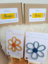 Charger l'image dans la galerie, Carte merci maîtresse fleur tricotin fait main, fleur à offrir nounou, crèche, ATSEM, cadeau fin d'année remerciement