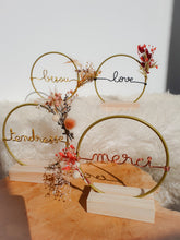 Charger l'image dans la galerie, Mini couronne personnalisée avec fleurs séchées cadeau maîtresse, fête des mères