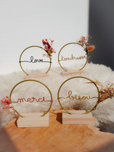 Charger l'image dans la galerie, Mini couronne personnalisée avec fleurs séchées cadeau maîtresse, fête des mères