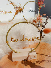 Charger l'image dans la galerie, Mini couronne personnalisée avec fleurs séchées cadeau maîtresse, fête des mères