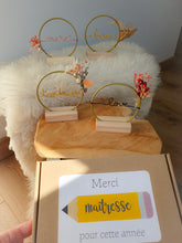 Charger l'image dans la galerie, Mini couronne personnalisée avec fleurs séchées cadeau maîtresse, fête des mères