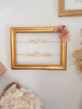 Charger l'image dans la galerie, Cadre personnalisé doré fleurs séchées cadeau maîtresse, professeur, ATSEM, assistante maternelle