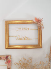 Charger l'image dans la galerie, Cadre personnalisé doré fleurs séchées cadeau maîtresse, professeur, ATSEM, assistante maternelle