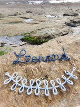 Charger l'image dans la galerie, Prénom ou mot et couronne de feuilles en tricotin