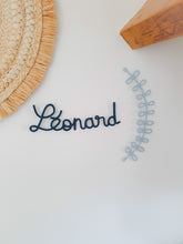Charger l'image dans la galerie, Prénom ou mot et couronne de feuilles en tricotin