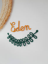 Charger l'image dans la galerie, Prénom ou mot et couronne de feuilles en tricotin