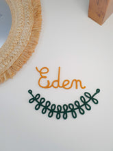 Charger l'image dans la galerie, Prénom ou mot et couronne de feuilles en tricotin