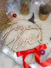 Charger l'image dans la galerie, Décoration couronne Joyeux Noël à accrocher sur une porte, mur, bois et métal doré, ruban rouge et tartan écossais, boules de gui paillettes