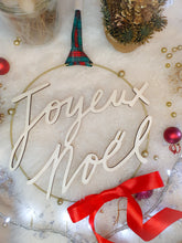 Charger l'image dans la galerie, Décoration couronne Joyeux Noël à accrocher sur une porte, mur, bois et métal doré, ruban rouge et tartan écossais, boules de gui paillettes