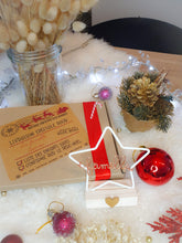 Charger l'image dans la galerie, Décoration étoile ou sapin de Noël personnalisée avec prénom ou mot à suspendre ou poser cadeau invité fin d'année marque-place table Noel