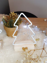 Charger l'image dans la galerie, Décoration étoile ou sapin de Noël personnalisée avec prénom ou mot à suspendre ou poser cadeau invité fin d'année marque-place table Noel