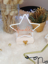 Charger l'image dans la galerie, Décoration étoile ou sapin de Noël personnalisée avec prénom ou mot à suspendre ou poser cadeau invité fin d'année marque-place table Noel