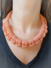 Charger l'image dans la galerie, Collier corde coton noué épais chunky plastron bijou fantaisie cadeau tendance macramé fait main noeud marin terracotta