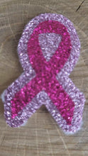 Charger et lire la vidéo dans la visionneuse de la Galerie, Broche octobre rose logo en paillettes