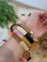 Charger l'image dans la galerie, Bracelet élastique jonc, perles tubes incurvées acrylique paillettes doré