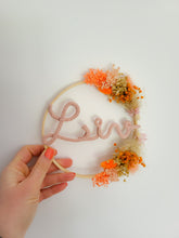 Charger l'image dans la galerie, Couronne prénom fleurs séchées