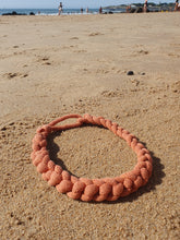 Charger l'image dans la galerie, Collier corde coton tressé épais chunky plastron bijou fantaisie cadeau tendance automne 2023 macramé fait main noeud marin terracotta Noël