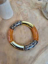 Load image into Gallery viewer, Bracelet léopard fait main – Bijou tendance imprimé animalier – Perles résine incurvées, tons terracotta, marron, orange et doré