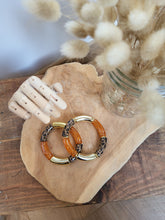 Load image into Gallery viewer, Bracelet léopard fait main – Bijou tendance imprimé animalier – Perles résine incurvées, tons terracotta, marron, orange et doré