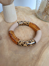 Cargar imagen en el visor de la galería, Bracelet léopard fait main – Accessoire tendance en perles résine imprimé animalier – Tons terracotta, ambre, noir, doré, beige