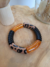 Load image into Gallery viewer, Bracelet léopard fait main – Bijou tendance imprimé animalier – Perles résine incurvées, tons terracotta, marron, orange, noir et doré