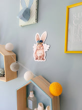 Charger l'image dans la galerie, Carte lapin fleurs séchées cadeau Pâques personnalisé prénom fait-main enfant illustration naissance papeterie décoration chambre bébé