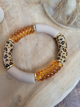 Cargar imagen en el visor de la galería, Bracelet léopard fait main – Accessoire tendance en perles résine imprimé animalier – Tons terracotta, ambre, noir, doré, beige