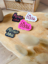 Charger l'image dans la galerie, Broche message paillettes personnalisable fait main cadeau témoin marraine femme fête des mères anniversaire EVJF