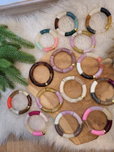 Charger l'image dans la galerie, Bracelet élastique jonc, perles tubes incurvées acrylique paillettes doré