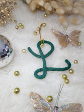 Charger l'image dans la galerie, 🎄 Décoration de Noël lettre tricotin personnalisée avec clochette dorée Un ornement poétique et fait main à Guérande pour un sapin unique et chaleureux