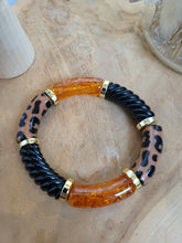 Load image into Gallery viewer, Bracelet léopard fait main – Bijou tendance imprimé animalier – Perles résine incurvées, tons terracotta, marron, orange, noir et doré