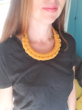 Charger l'image dans la galerie, Collier corde coton noué épais chunky plastron bijou fantaisie cadeau tendance macramé fait main noeud marin jaune moutarde