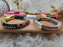 Charger l'image dans la galerie, Bracelet Mama glitter léopard fait main – Cadeau original fête des mères ou naissance