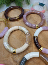 Charger l'image dans la galerie, Bracelet élastique jonc, perles tubes incurvées acrylique paillettes doré