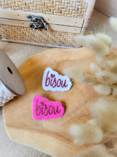 Charger l'image dans la galerie, Broche message paillettes personnalisable fait main cadeau témoin marraine femme fête des mères anniversaire EVJF