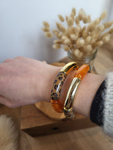 Load image into Gallery viewer, Bracelet léopard fait main – Bijou tendance imprimé animalier – Perles résine incurvées, tons terracotta, marron, orange et doré