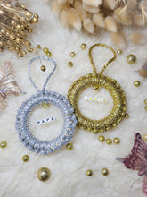 Charger l'image dans la galerie, Ornement de sapin de Noël en macramé personnalisé prénom en perles lettres