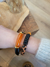 Load image into Gallery viewer, Bracelet léopard fait main – Bijou tendance imprimé animalier – Perles résine incurvées, tons terracotta, marron, orange, noir et doré