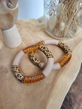 Cargar imagen en el visor de la galería, Bracelet léopard fait main – Accessoire tendance en perles résine imprimé animalier – Tons terracotta, ambre, noir, doré, beige