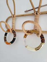 Load image into Gallery viewer, Bracelet léopard fait main – Bijou tendance imprimé animalier – Perles résine incurvées, tons terracotta, marron, orange, noir et doré