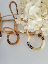 Load image into Gallery viewer, Bracelet léopard fait main – Bijou tendance imprimé animalier – Perles résine incurvées, tons terracotta, marron, orange et doré