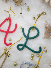 Charger l'image dans la galerie, 🎄 Décoration de Noël lettre tricotin personnalisée avec clochette dorée Un ornement poétique et fait main à Guérande pour un sapin unique et chaleureux