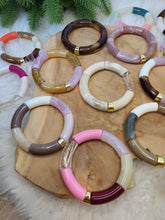 Charger l'image dans la galerie, Bracelet élastique jonc, perles tubes incurvées acrylique paillettes doré