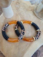 Load image into Gallery viewer, Bracelet léopard fait main – Bijou tendance imprimé animalier – Perles résine incurvées, tons terracotta, marron, orange, noir et doré
