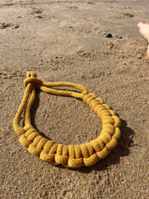 Charger l'image dans la galerie, Collier corde coton noué épais chunky plastron bijou fantaisie cadeau tendance macramé fait main noeud marin jaune moutarde
