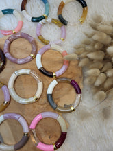 Charger l'image dans la galerie, Bracelet élastique jonc, perles tubes incurvées acrylique paillettes doré