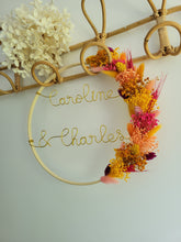 Charger l'image dans la galerie, Couronne fleurs séchées personnalisée mariage – Prénoms mariés – Déco bohème romantique – Cadeau unique cérémonie