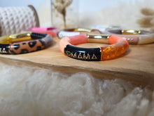 Charger l'image dans la galerie, Bracelet Mama glitter léopard fait main – Cadeau original fête des mères ou naissance